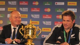 地元開催Ｗ杯で大仕事をやってのけたＮＺ代表ヘンリー監督（左）とマコウ主将。エリスカップが…